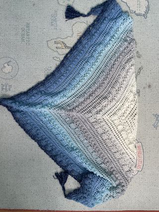 Bufanda - pañuelo pico tejida a mano con flecos