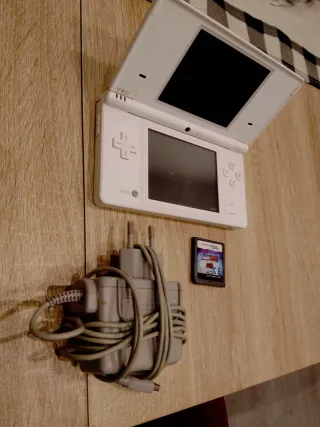 Nintendo DS Blanca + Cargador + Juego