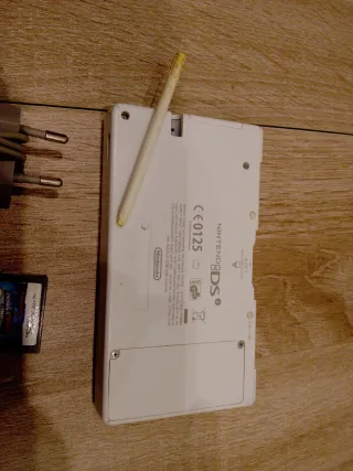 Nintendo DS Blanca + Cargador + Juego