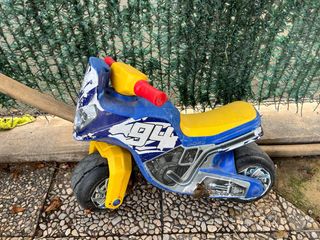Moto de juguete azul y amarilla