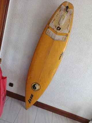 Tabla de surf amarilla