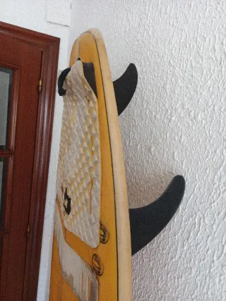 Tabla de surf amarilla