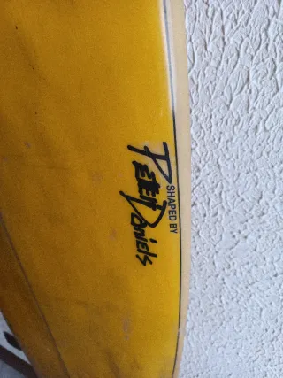 Tabla de surf amarilla
