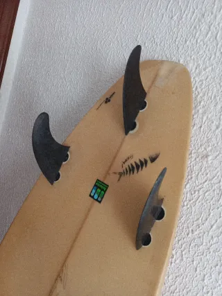 Tabla de surf amarilla