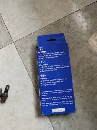 Se vende tornillos antirrobo para Peugeot