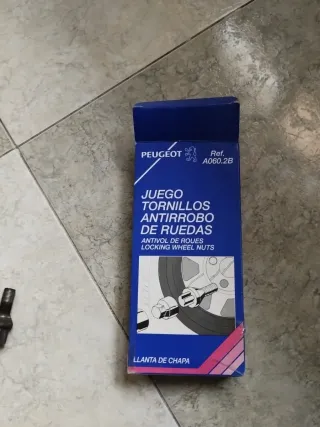 Se vende tornillos antirrobo para Peugeot