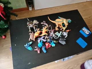 Muñecos de dinosaurios variados