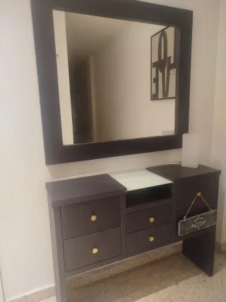 Mueble recibidor con espejo y cuadros NY