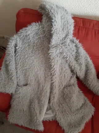 Chaquetón con capucha pelo acrílico gris talla ún