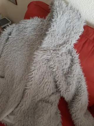 Chaquetón con capucha pelo acrílico gris talla ún