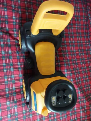 Camión correpasillos amarillo y negro