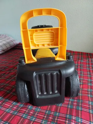 Camión correpasillos amarillo y negro