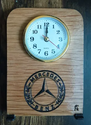 Reloj sobremesa con escudo Mercedes Benz