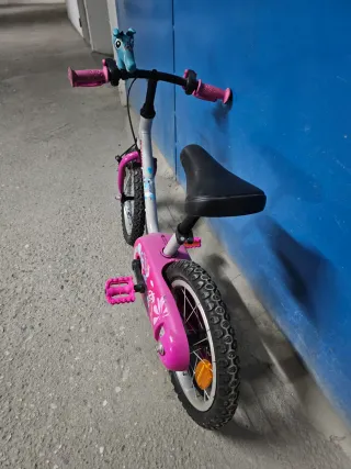 Bicicleta infantil Btwin con ruedines