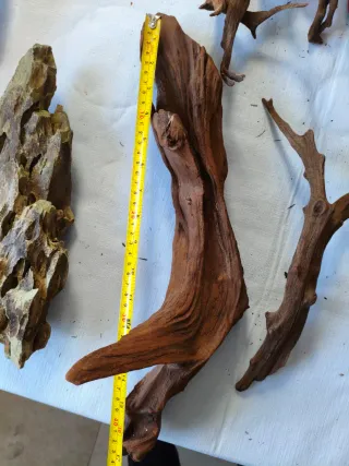 Madera para acuario con orificio en la punta