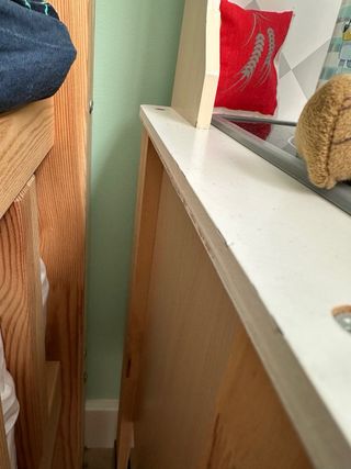 Cocina de juguete de madera. Muñecos no incluidos.