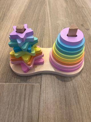 Juguete apilable de madera arcoíris