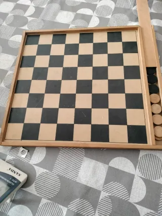 Tablero de Damas de Madera con Fichas