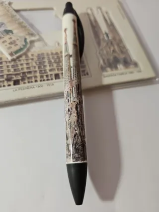 Imanes de Gaudí: Park Güell, Sagrada y bolígrafo.