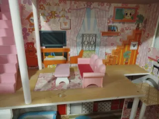 Casa de muñecas de madera nueva con muy poco uso