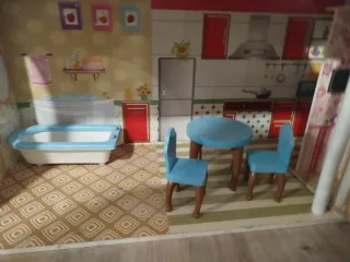 Casa de muñecas de madera nueva con muy poco uso