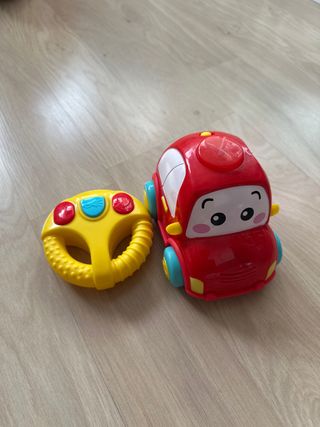 Coche de juguete con volante.
