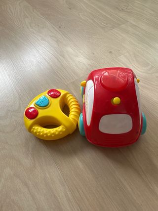 Coche de juguete con volante.