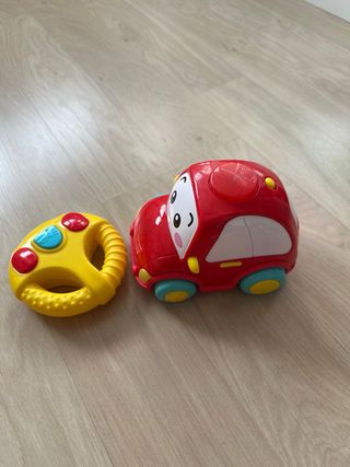 Coche de juguete con volante.