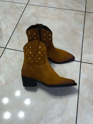 Stivaletti donna marroni con borchie