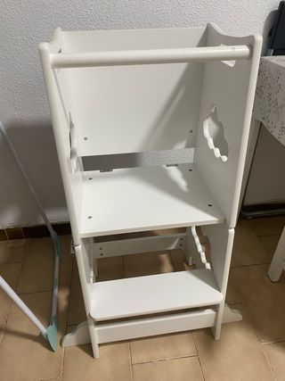 Torre de aprendizaje infantil blanca