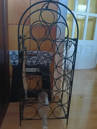 Botellero de metal negro