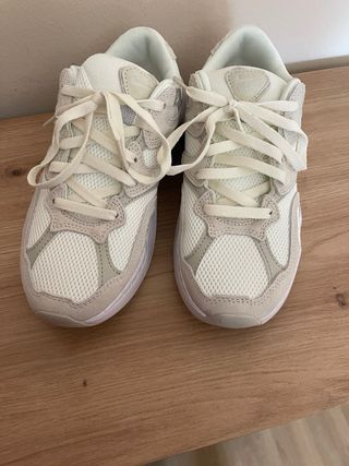 Zapatillas Nike Beige y Blancas