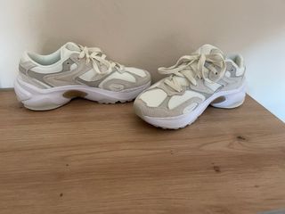 Zapatillas Nike Beige y Blancas