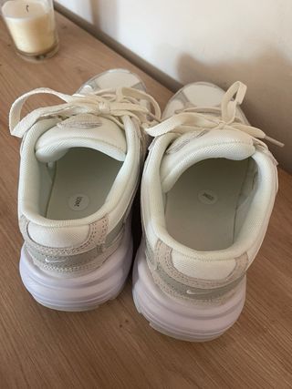 Zapatillas Nike Beige y Blancas