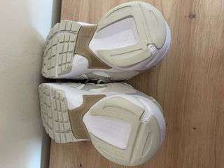 Zapatillas Nike Beige y Blancas