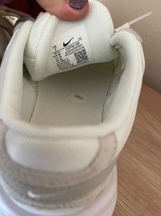 Zapatillas Nike Beige y Blancas