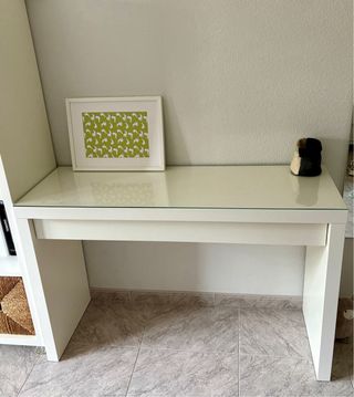 Tocador blanco con tapa de cristal