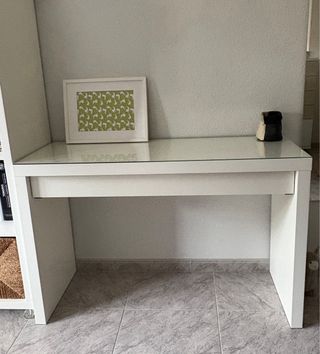 Tocador blanco con tapa de cristal