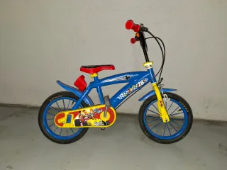 Bicicleta infantil azul con Mickey Mouse.