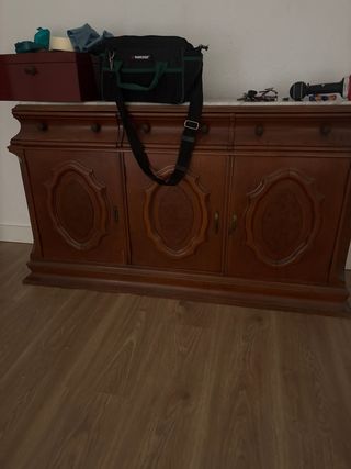 Mueble antiguo de madera y mármol