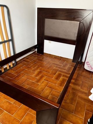 Cama de madera con somier metálico
