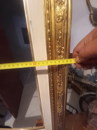 Marco de espejo dorado antiguo