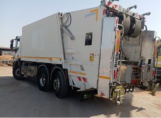 Iveco Stralis 330 E6 con caja de basura