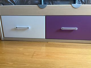 Litera con 2 camas, cajones y armario.