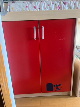 Litera con 2 camas, cajones y armario.