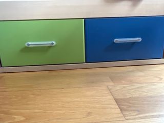 Litera con 2 camas, cajones y armario.