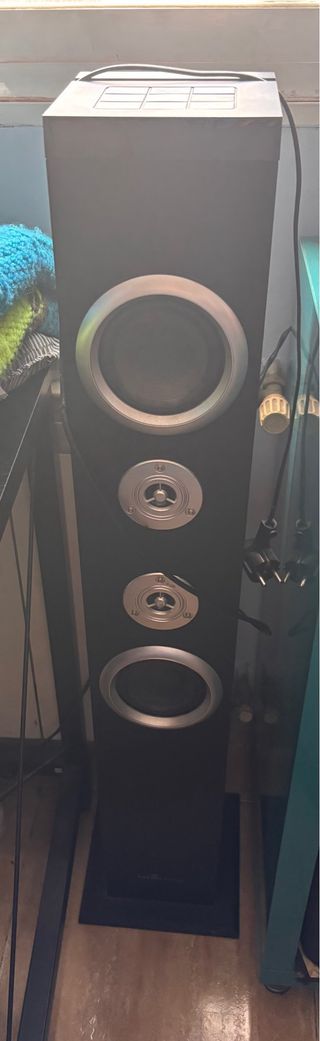 Torre de sonido negra casi nueva