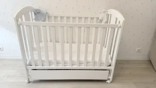 Cuna de bebé blanca con cajón