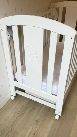 Cuna de bebé blanca con cajón