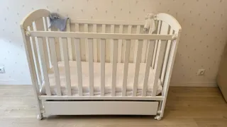 Cuna de bebé blanca con cajón